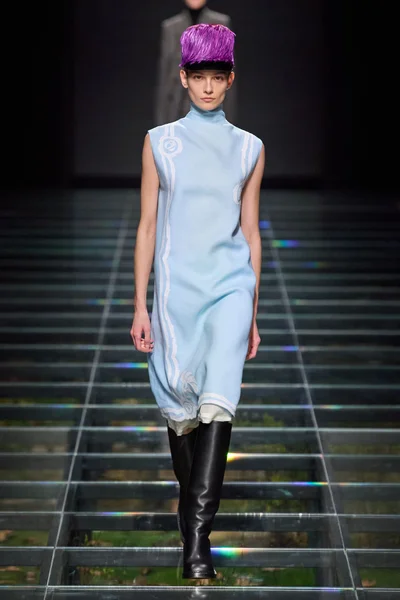 Look 16